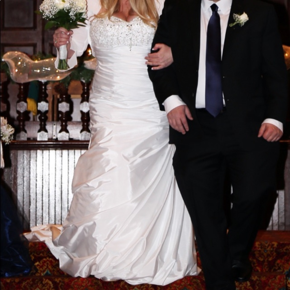 Davids Bridal 16/18 white strapless gown